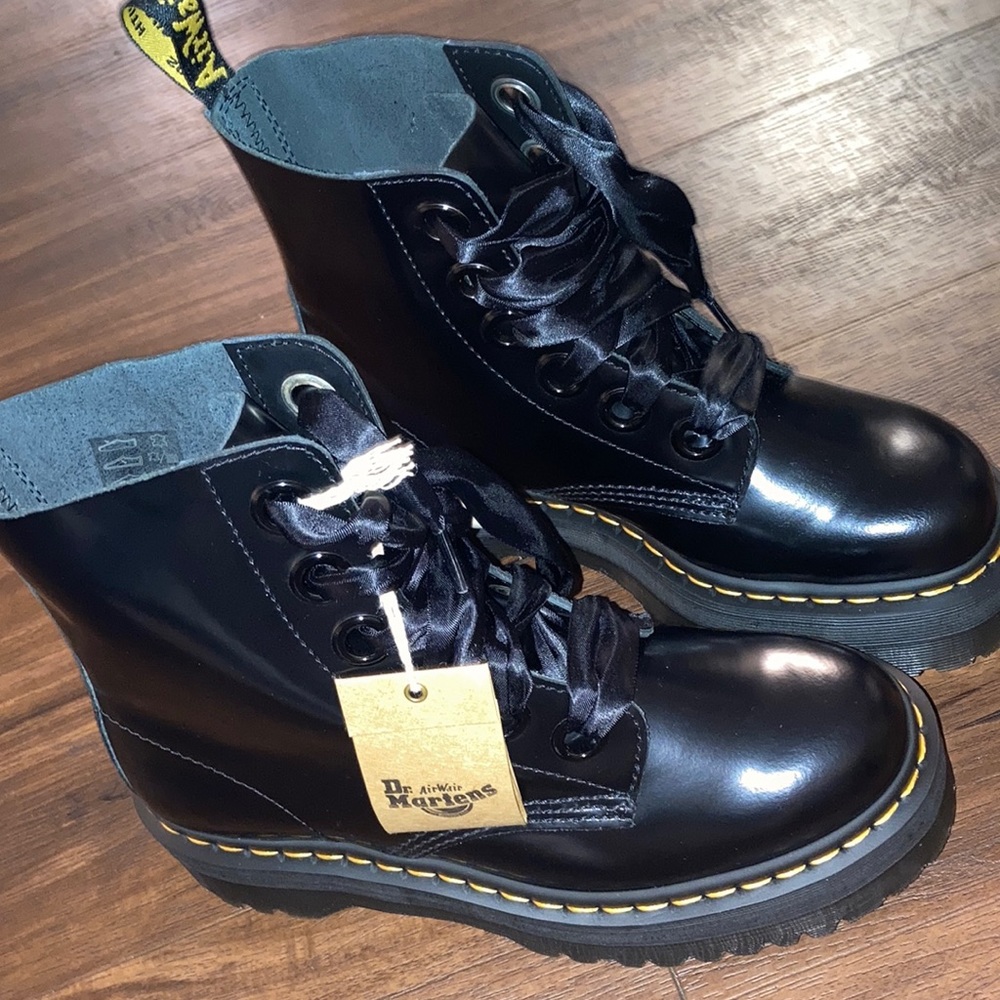 Size 9 . NEW IN BOX